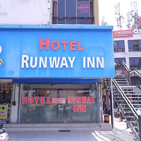 Hotel Runway Inn อาเมดาบัด ภายนอก รูปภาพ