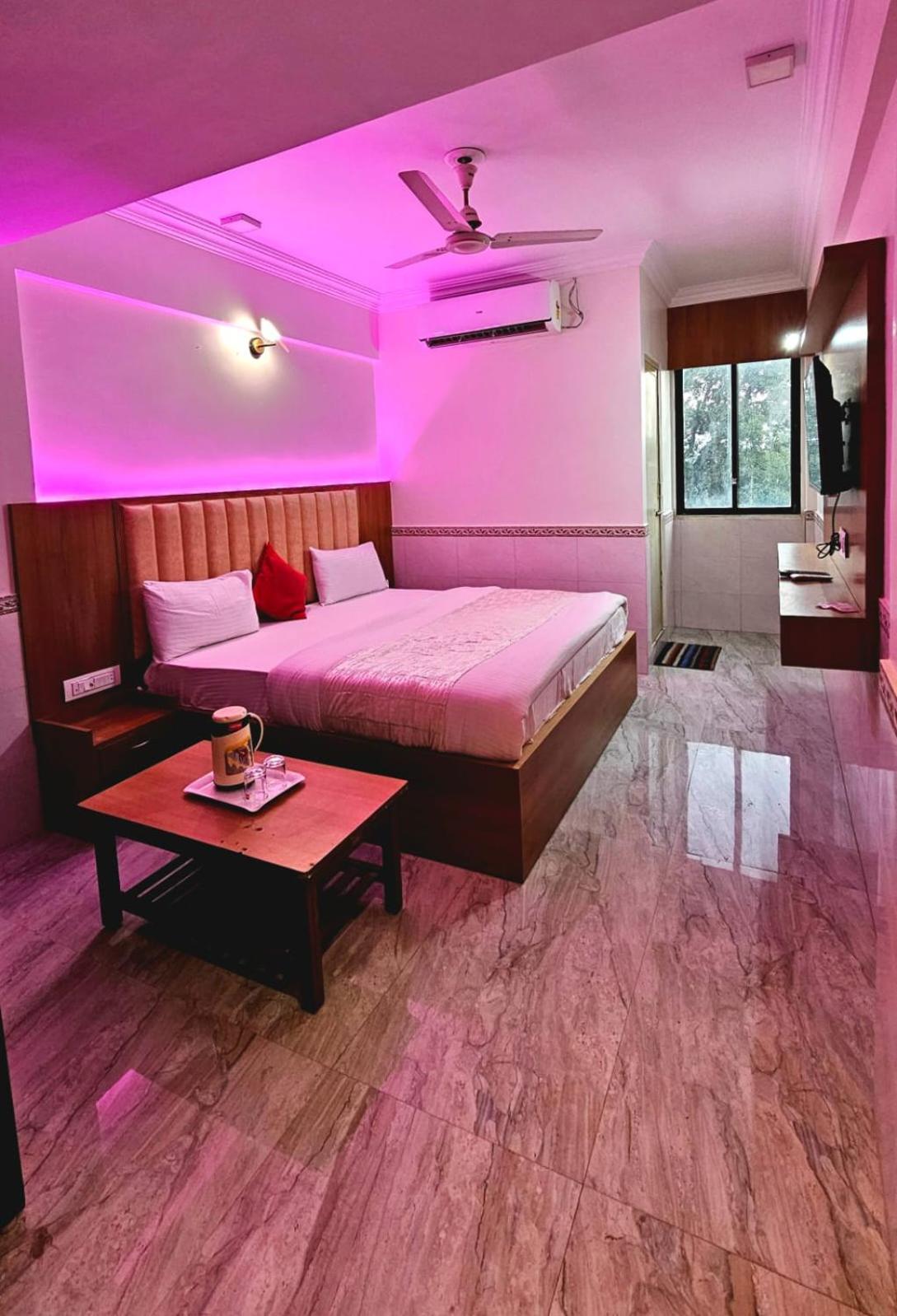 Hotel Runway Inn อาเมดาบัด ภายนอก รูปภาพ